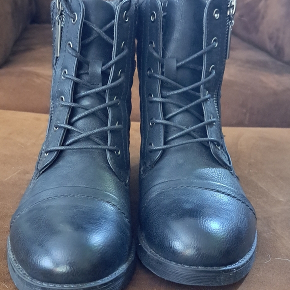 Stylish Black Quilted Combat Boots - Picture 4 of 4